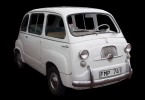 Fiat 600 Multipla hade motorn placerad längst bak. Bilen var vanlig som taxi i Italien.